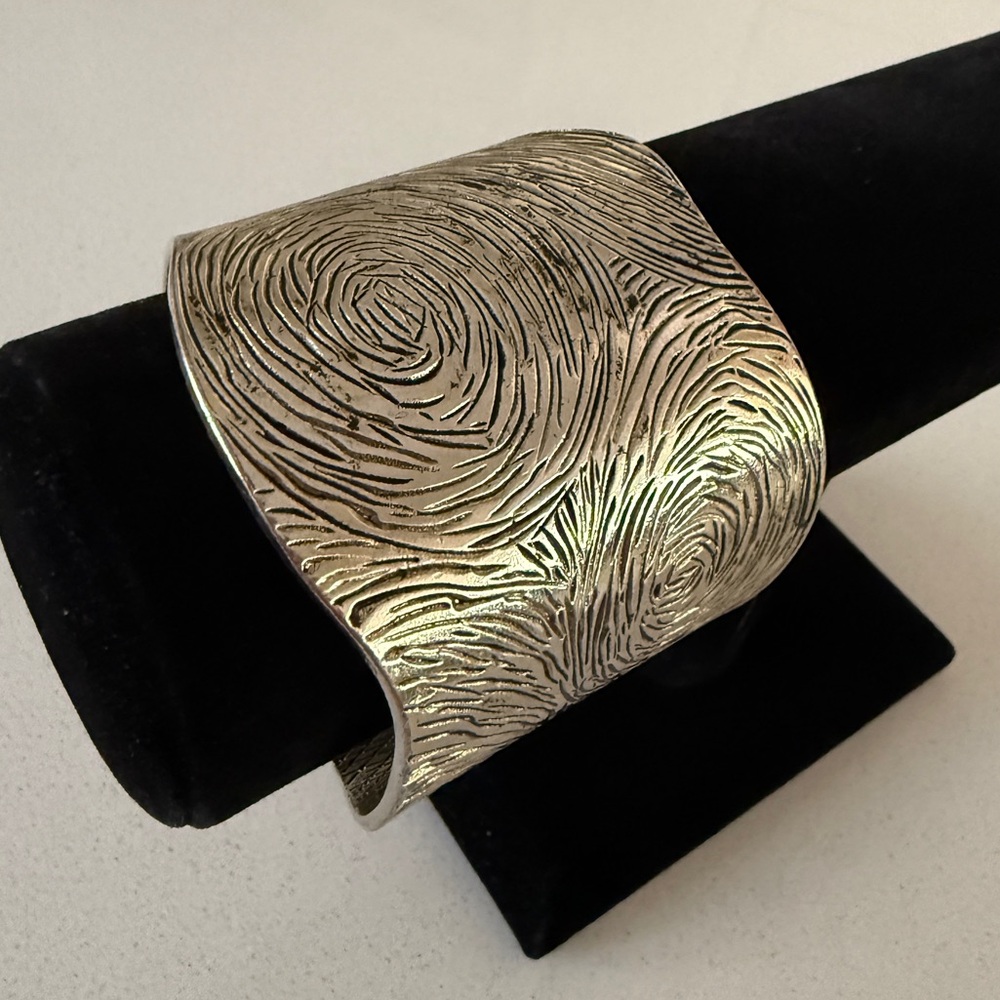 Elegant Textured Cuff Bracelet - Picture 9 of 9